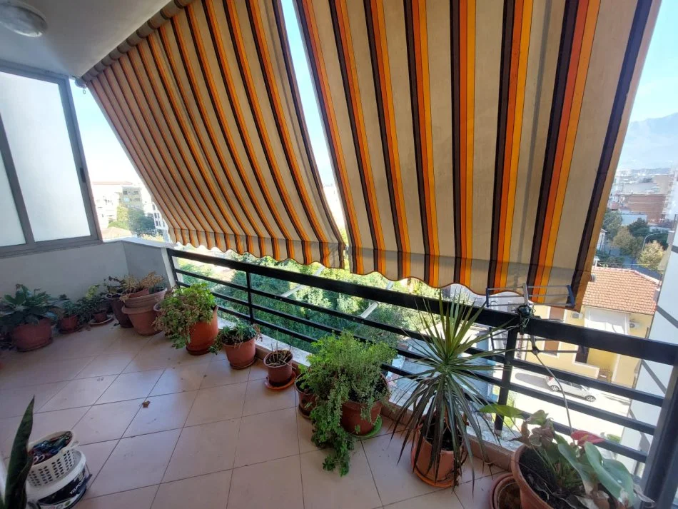 Tirane, jepet me qera apartament 2+1 Kati 5, 101 m² 650 € (Rruga Riza Cerova, Shkolla e Kuqe)