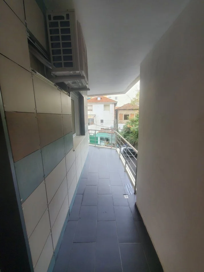 Tirane, jepet me qera apartament 1+1(Bosh) Kati 1, 81 m² 600 € (Rruga e Bogdaneve)