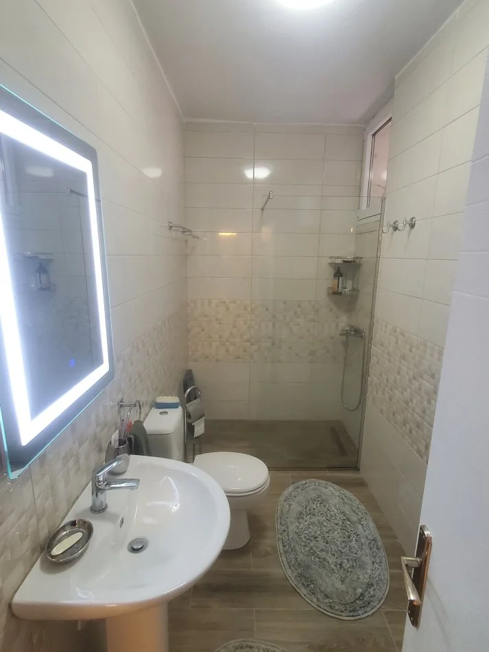 Tirane, jepet me qera apartament 1+1(Bosh) Kati 1, 81 m² 600 € (Rruga e Bogdaneve)