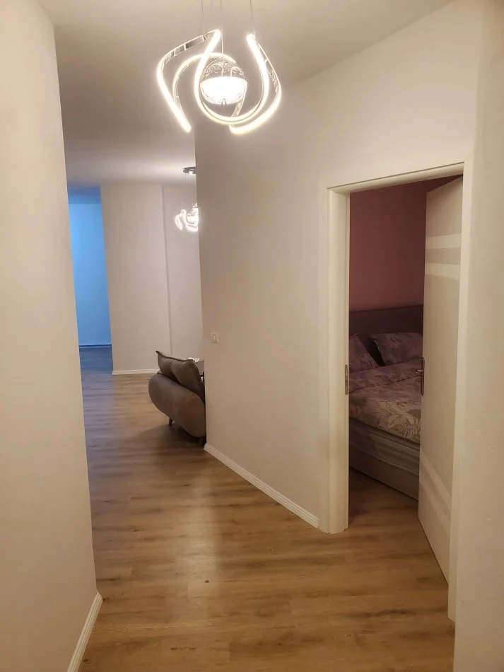 Tirane, jepet me qera apartament 1+1(Bosh) Kati 1, 81 m² 600 € (Rruga e Bogdaneve)