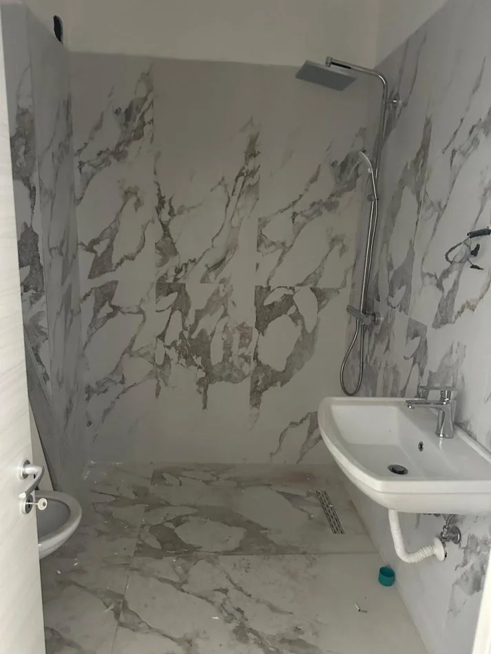 Tirane, jepet me qera ambjent biznesi Kati 2, 67 m² 800 € (Myslym Shyri)