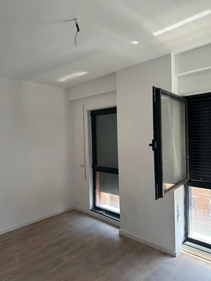 Tirane, jepet me qera ambjent biznesi Kati 2, 67 m² 800 € (Myslym Shyri)