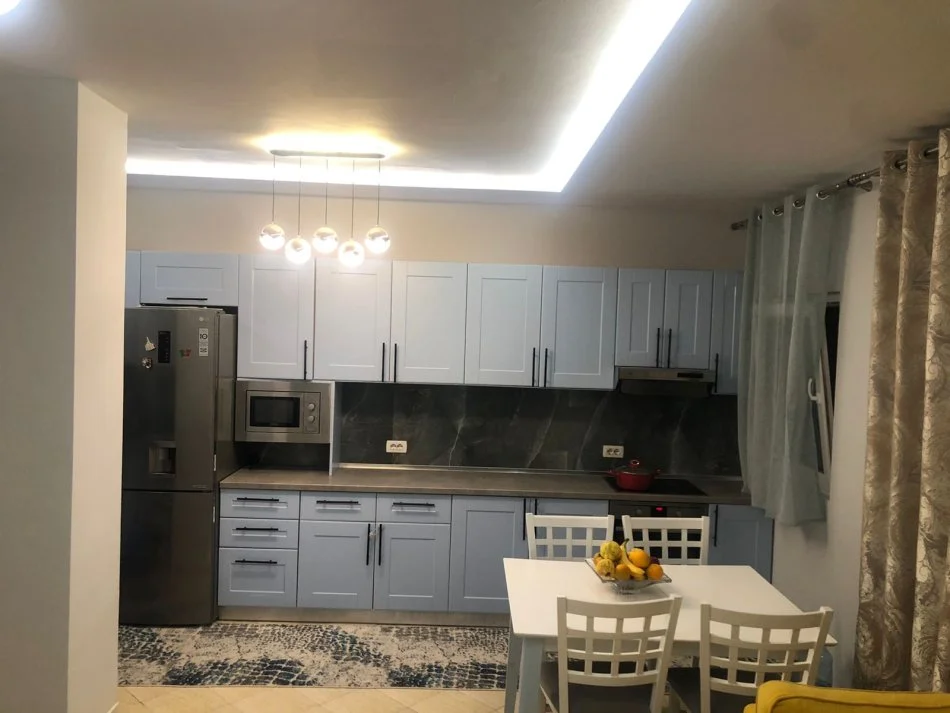 Tirane, jepet me qera apartament 2+1+Ballkon Kati 3, 102 m² 650 € (Komuna e Parisit)