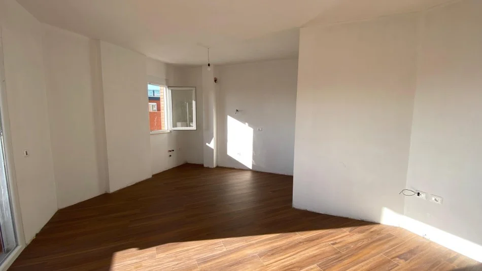 Tirane, jepet me qera apartament 1+1+Ballkon Kati 3, 69 m² 250 € (Fresku)