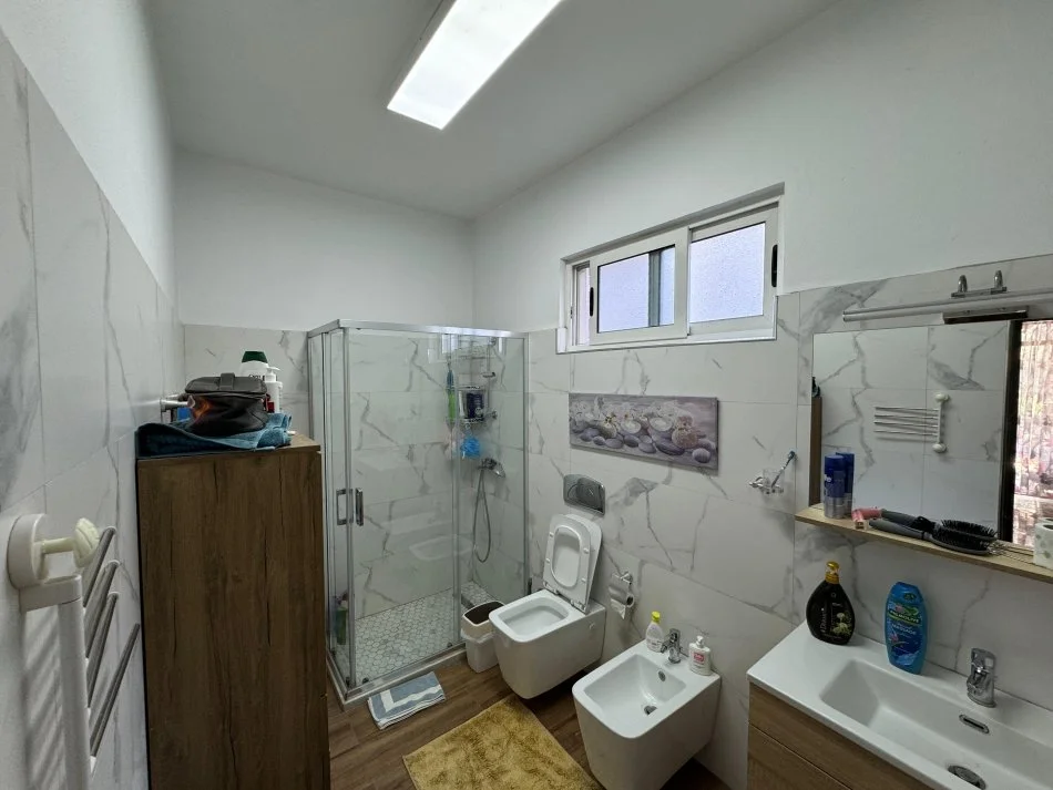 Tirane, jepet me qera Vile 2 Katshe Kati 2, 372 m² 1.700 € (Laprakë)