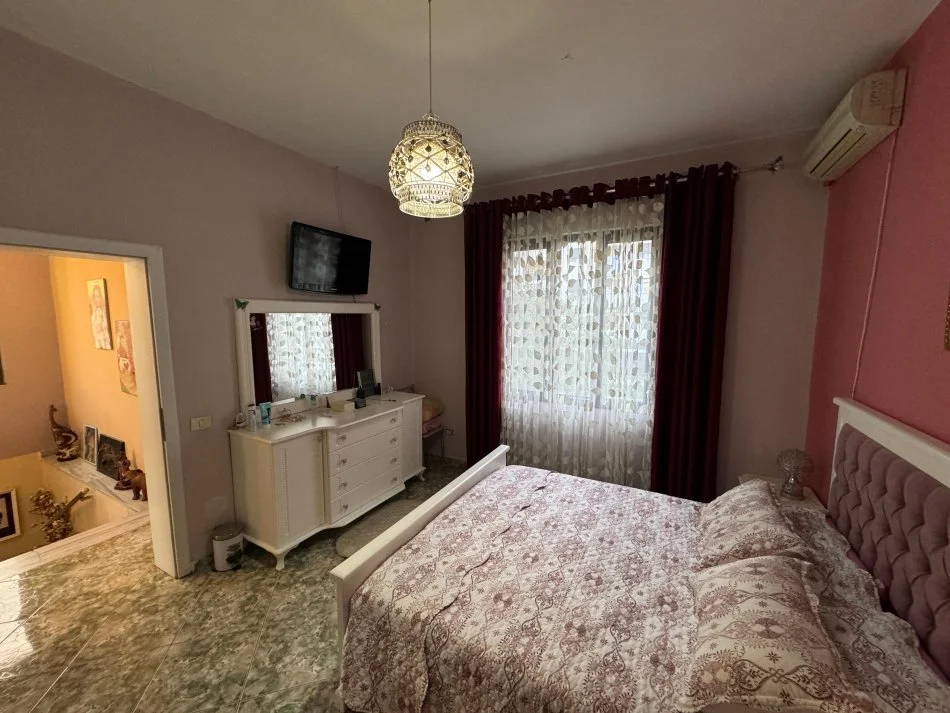 Tirane, jepet me qera Vile 2 Katshe Kati 2, 372 m² 1.700 € (Laprakë)