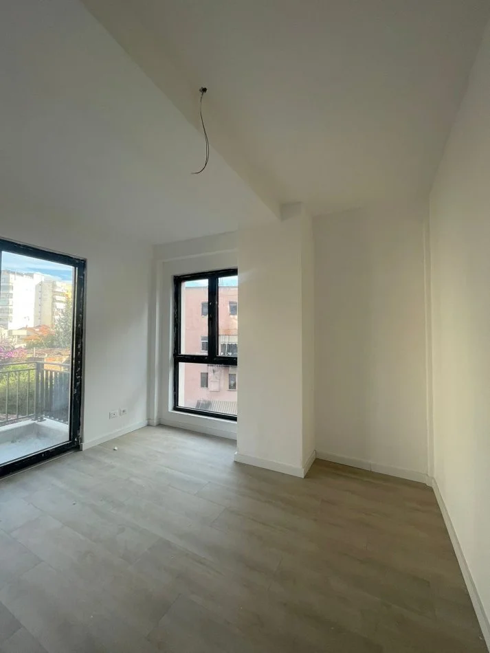 Tirane, shitet apartament 2+1+Ballkon Kati 4, 106 m² 240.650 € (Pazari)