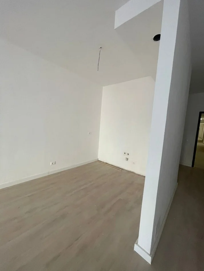 Tirane, shitet apartament 2+1+Ballkon Kati 4, 106 m² 240.650 € (Pazari)