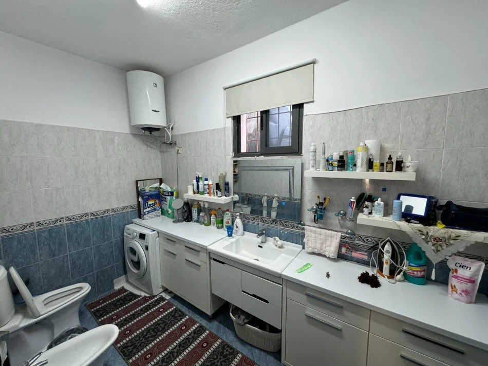 Tirane, jepet me qera Vile 2 Katshe Kati 2, 372 m² 1.700 € (Laprakë)