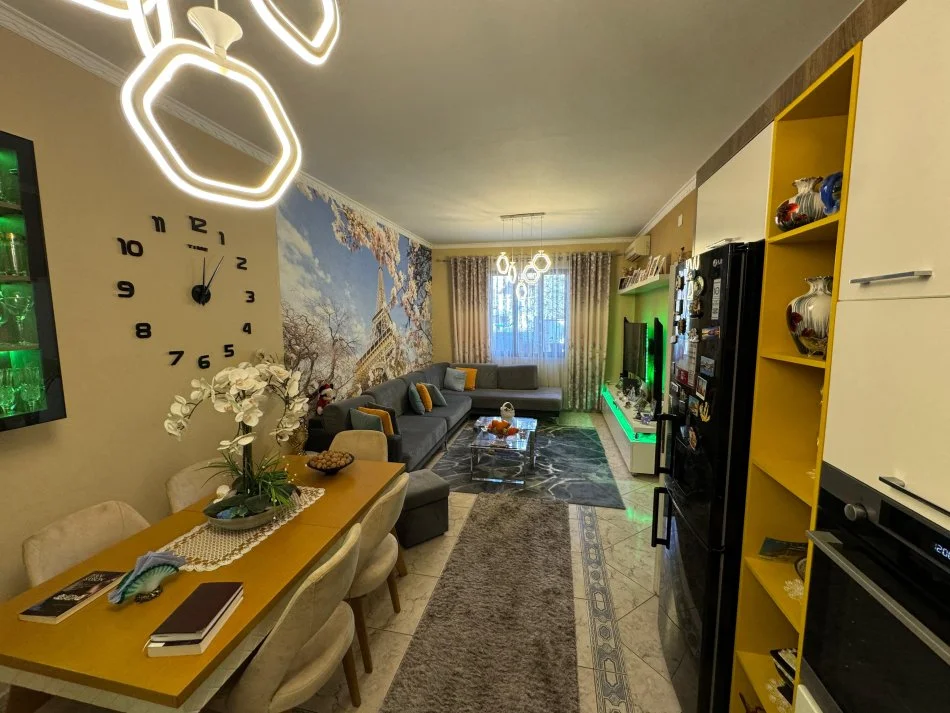 Tirane, jepet me qera Vile 2 Katshe Kati 2, 372 m² 1.700 € (Laprakë)