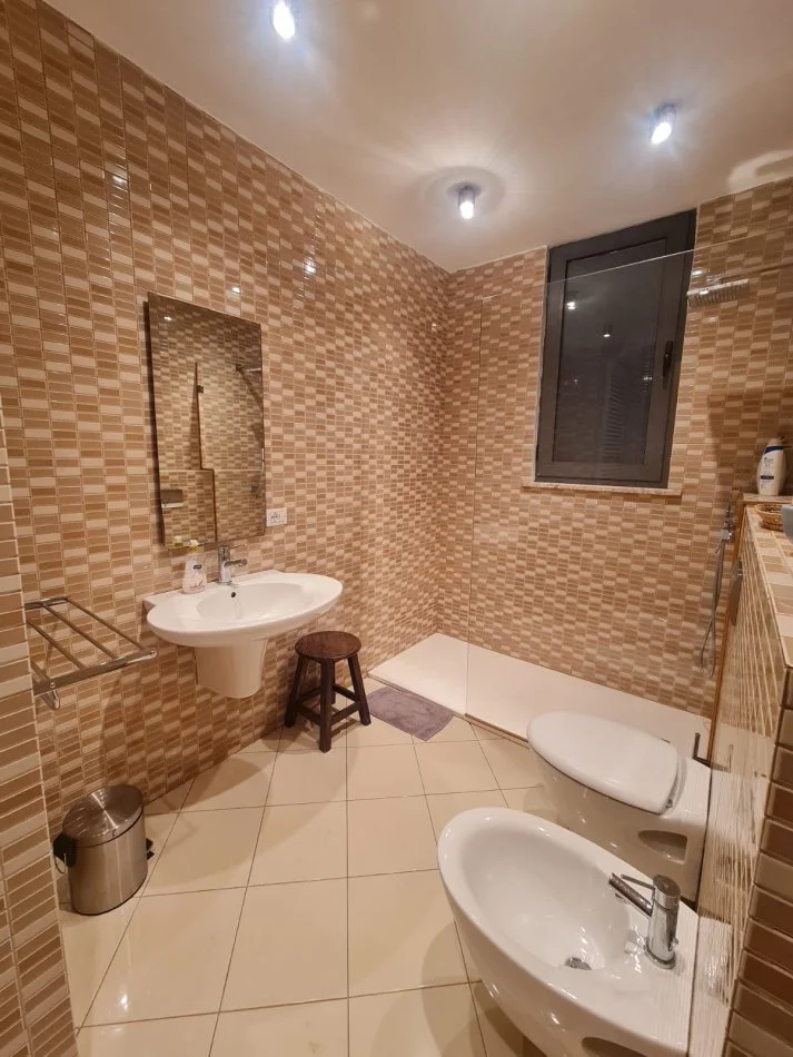 Tirane, jepet me qera apartament 1+1 Kati 7, 66 m² 700 € (Sheshi Wilson)