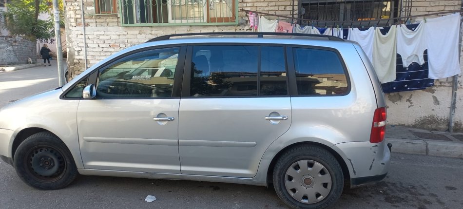 Tirane, shes makine Wolkswagen touran Benzin+Gaz, gri metalizato manuale Kondicioner 200.000 km 3.500 €