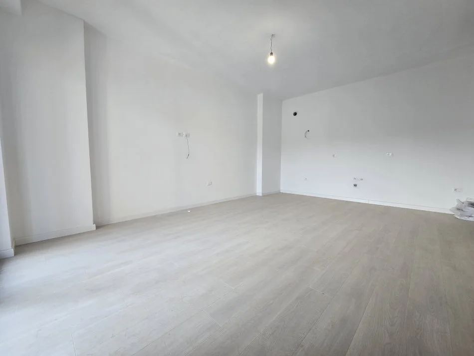 Tirane, jepet me qera apartament 2+1+Ballkon Kati 1, 91 m² 700 € (Kavajes)
