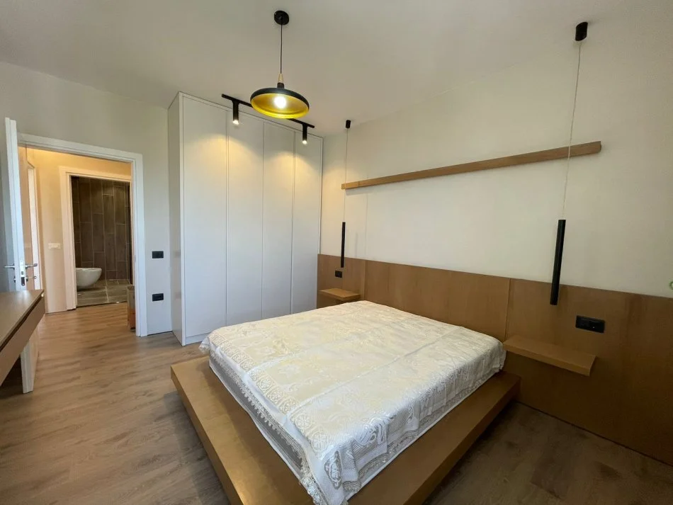 Tirane, jepet me qera apartament 1+1+Ballkon Kati 4, 67 m² 500 € (Yzberisht)