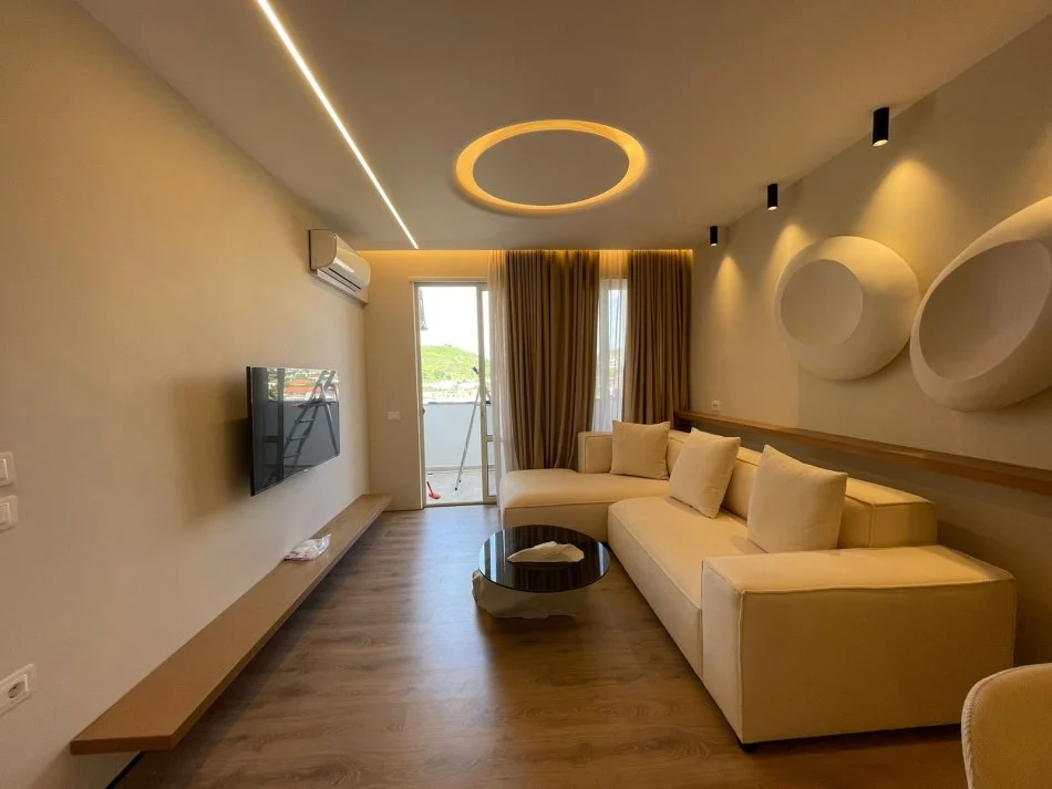 Tirane, jepet me qera apartament 1+1+Ballkon Kati 4, 67 m² 500 € (Yzberisht)