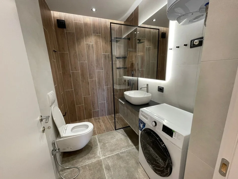 Tirane, jepet me qera apartament 1+1+Ballkon Kati 4, 67 m² 500 € (Yzberisht)