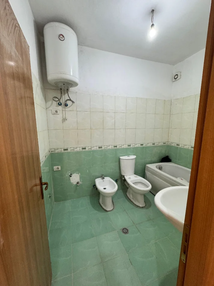 Tirane, shitet nga Pronari, pa-komision apartament 2+1+Ballkon Kati 3, 88 m² 175.000 € (Sali butka)