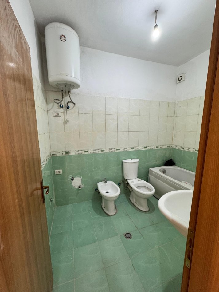 Tirane, shitet Kati 3, 132 m² 193.000 € (Kodra e diellit)