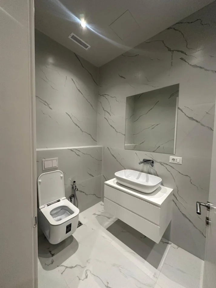 Tirane, jepet me qera apartament 2+1+Ballkon Kati 6, 125 m² 1.200 € (Kompleksi Delijorgji, Rruga e Kavajes)