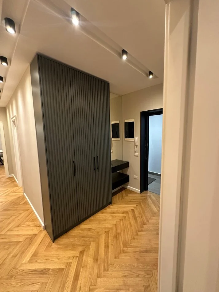 Tirane, jepet me qera apartament 3+1+Ballkon Kati 7, 152 m² 2.500 € (Rruga e Kosovareve)