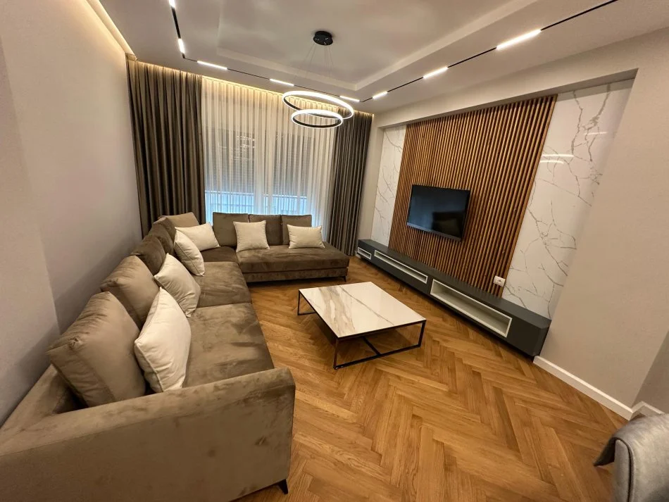 Tirane, jepet me qera apartament 3+1+Ballkon Kati 7, 152 m² 2.500 € (Rruga e Kosovareve)