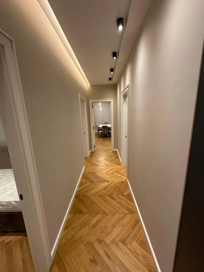 Tirane, jepet me qera apartament 3+1+Ballkon Kati 7, 152 m² 2.500 € (Rruga e Kosovareve)