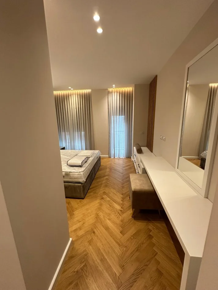 Tirane, jepet me qera apartament 3+1+Ballkon Kati 7, 152 m² 2.500 € (Rruga e Kosovareve)