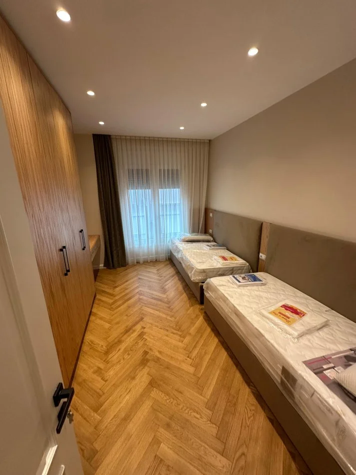 Tirane, jepet me qera apartament 3+1+Ballkon Kati 7, 152 m² 2.500 € (Rruga e Kosovareve)