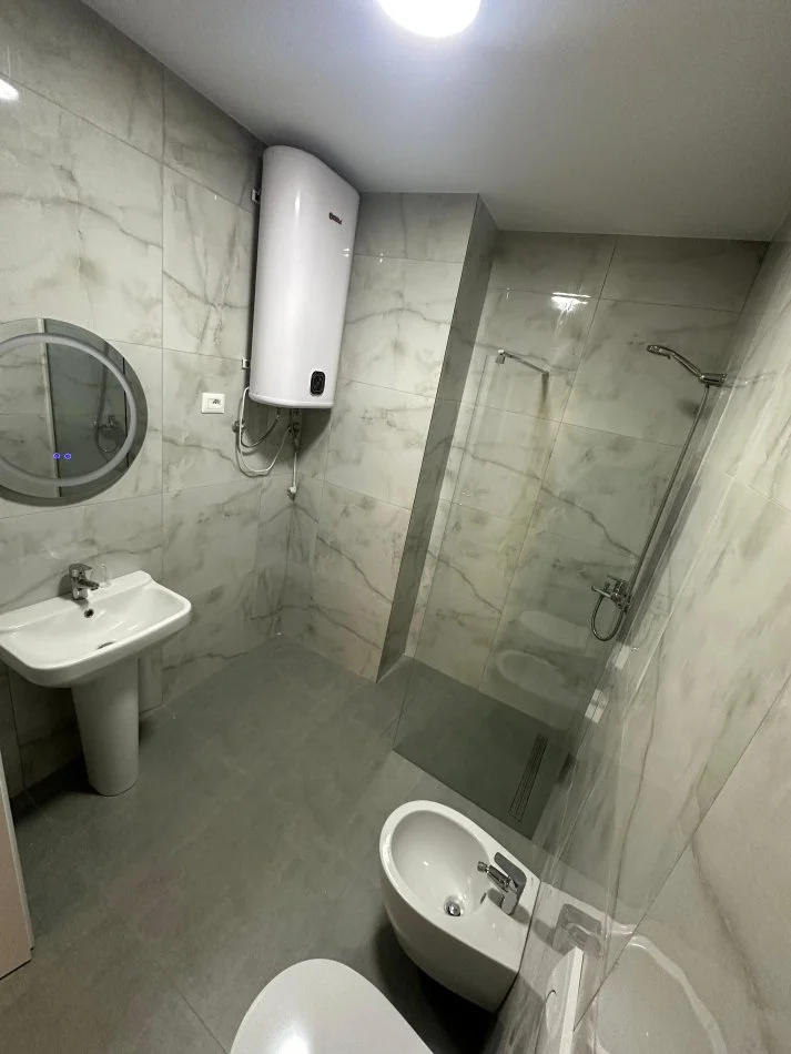 Tirane, jepet me qera zyre Kati 2, 122 m² 1.200 € (Rruga e Kosovareve)