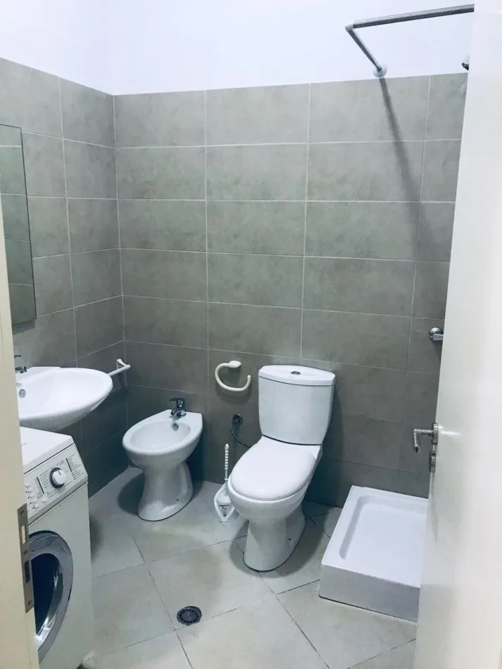 Tirane, jepet me qera apartament 1+1+Ballkon Kati 1, 61 m² 350 € (Fresk, Afer Big Market)
