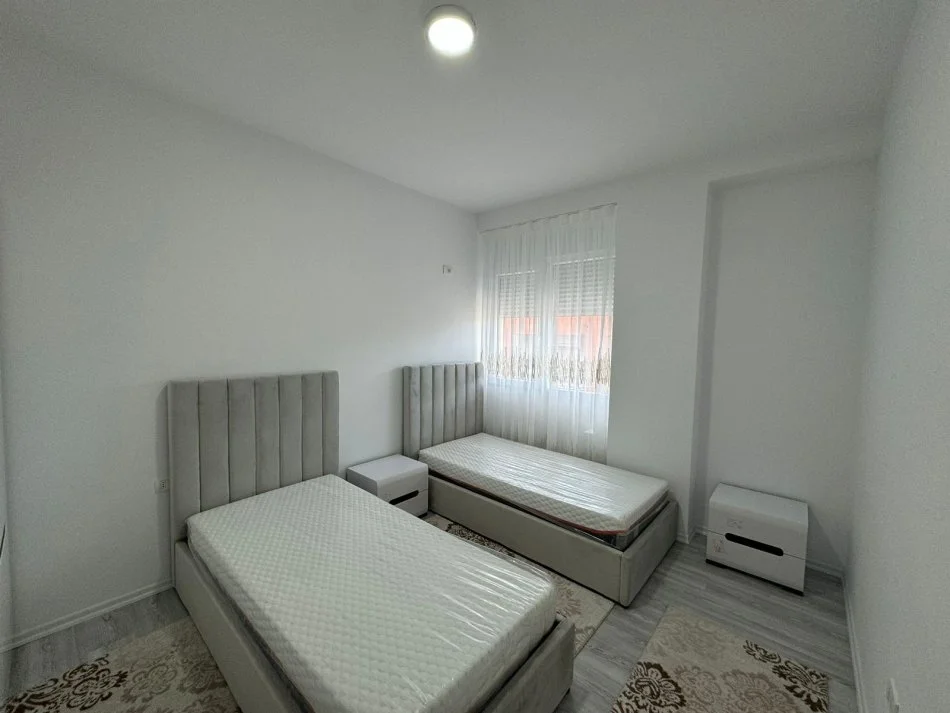 Tirane, jap me qera apartament 3+1+Ballkon Kati 4, 143 m² 1.200 € (Liqeni i thate)