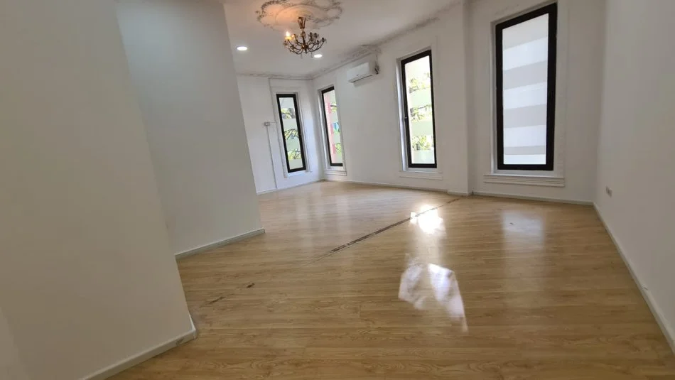 Tirane, jepet me qera zyre Kati 1, 80 m² 1.500 € (Torre Drini, Qender)