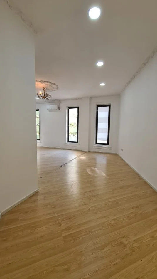 Tirane, jepet me qera zyre Kati 1, 80 m² 1.500 € (Torre Drini, Qender)