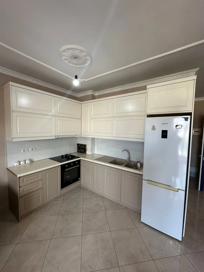 Tirane, jepet me qera apartament 2+1+Ballkon Kati 4, 125 m² 600 € (GREEN CITY)