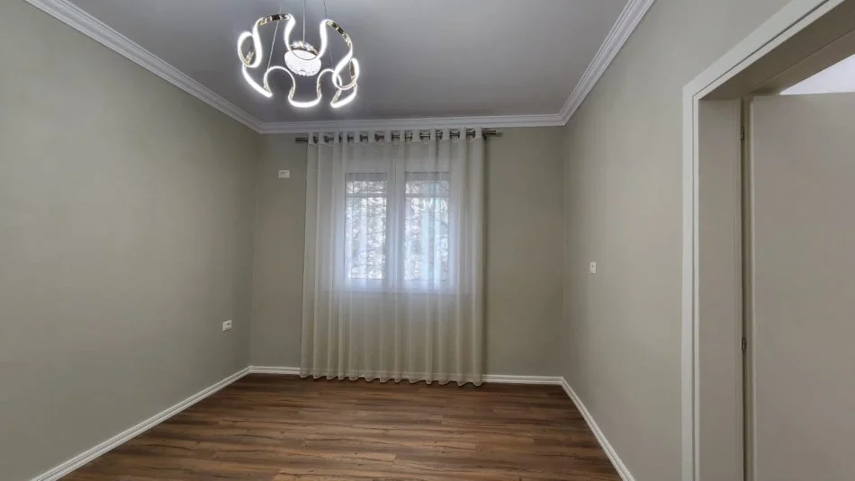 Tirane, shitet apartament 1+1+Ballkon Kati 4, 49 m² 125.000 € (Rruga e Durresit)