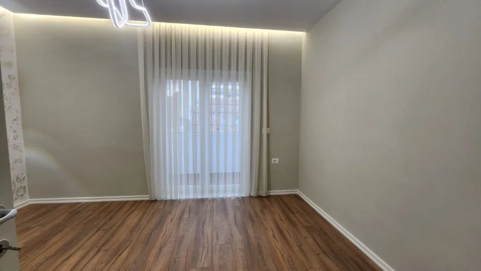 Tirane, shitet apartament 1+1+Ballkon Kati 4, 49 m² 125.000 € (Rruga e Durresit)