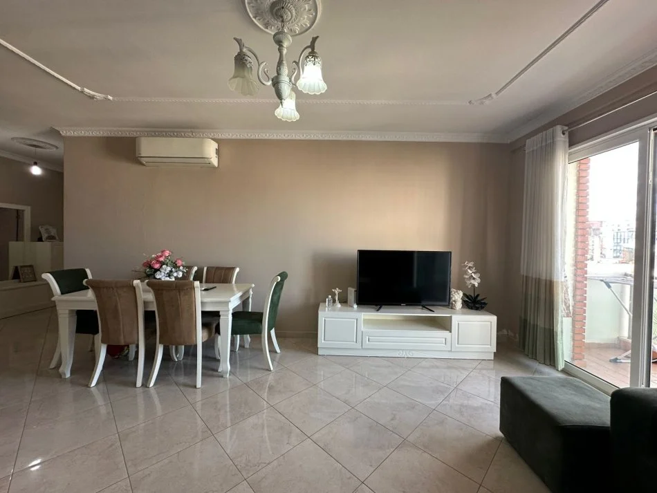 Tirane, jepet me qera apartament 2+1+Ballkon Kati 4, 125 m² 600 € (GREEN CITY)