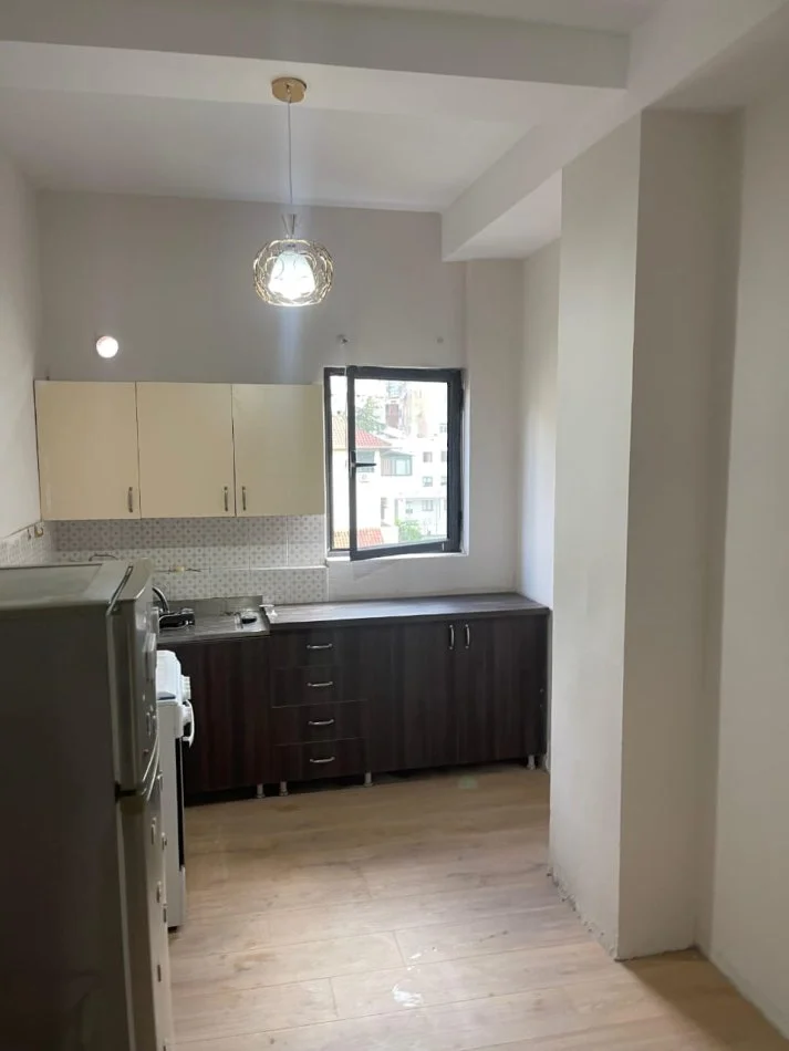 Tirane, jepet me qera apartament 2+1(Bosh) Kati 4, 75 m² 500€ (Myslym Shyri)