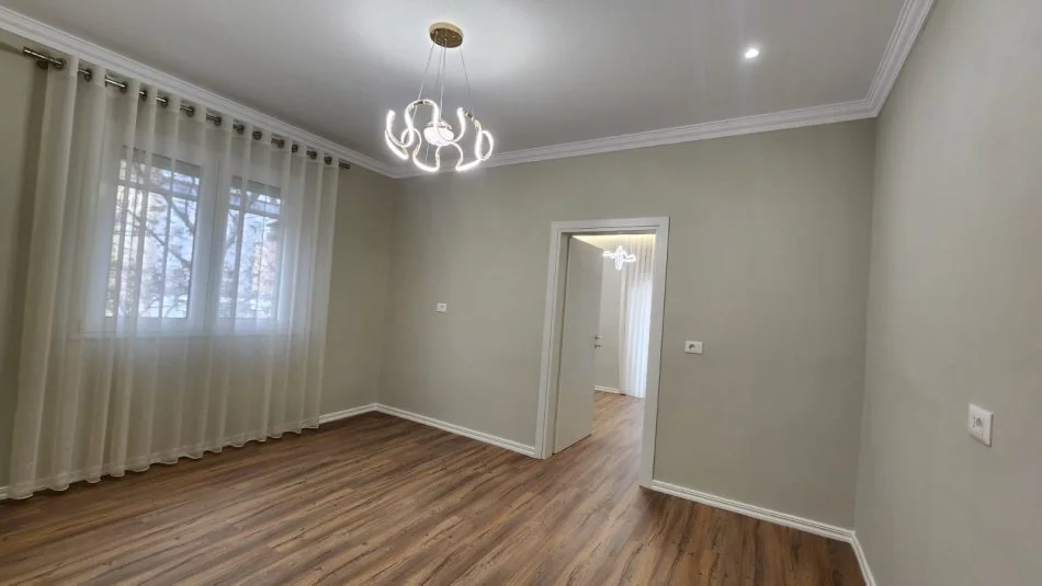 Tirane, shitet apartament 1+1+Ballkon Kati 4, 49 m² 125.000 € (Rruga e Durresit)