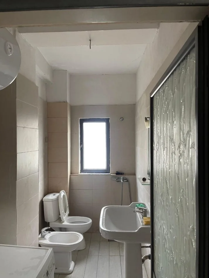 Tirane, jepet me qera apartament 2+1(Bosh) Kati 4, 75 m² 500€ (Myslym Shyri)