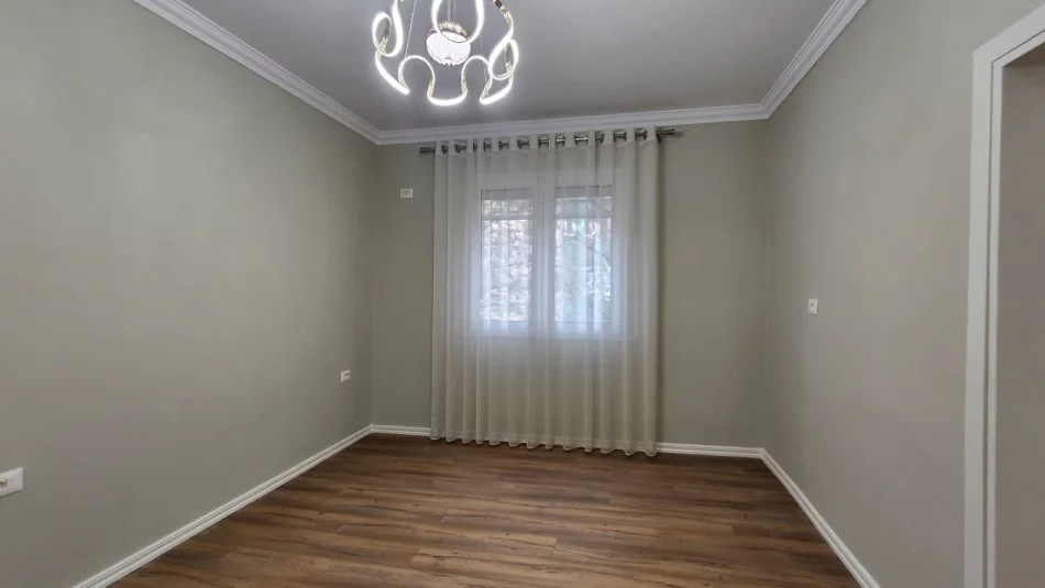 Tirane, shitet apartament 1+1+Ballkon Kati 4, 49 m² 125.000 € (Rruga e Durresit)