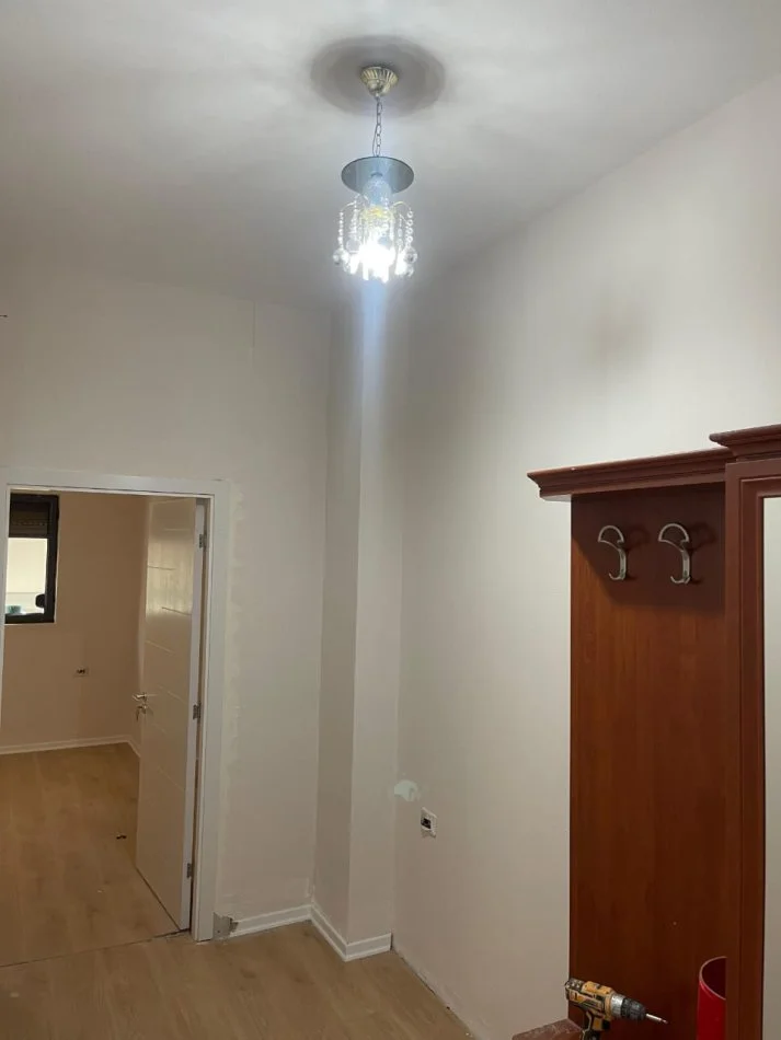 Tirane, jepet me qera apartament 2+1(Bosh) Kati 4, 75 m² 500€ (Myslym Shyri)