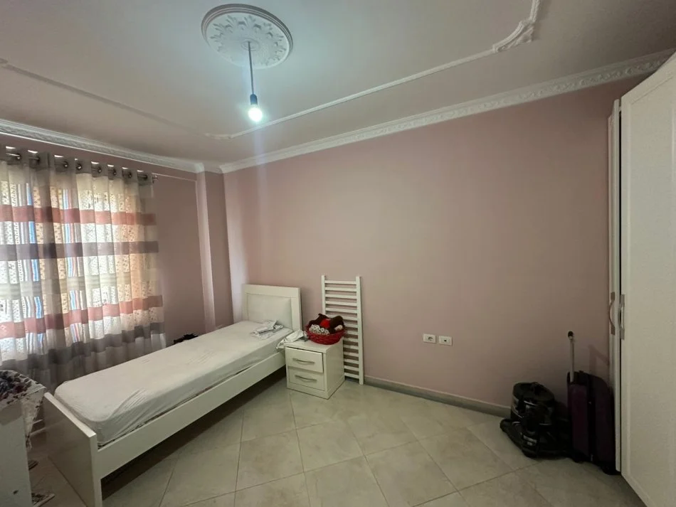 Tirane, jepet me qera apartament 2+1+Ballkon Kati 4, 125 m² 600 € (GREEN CITY)