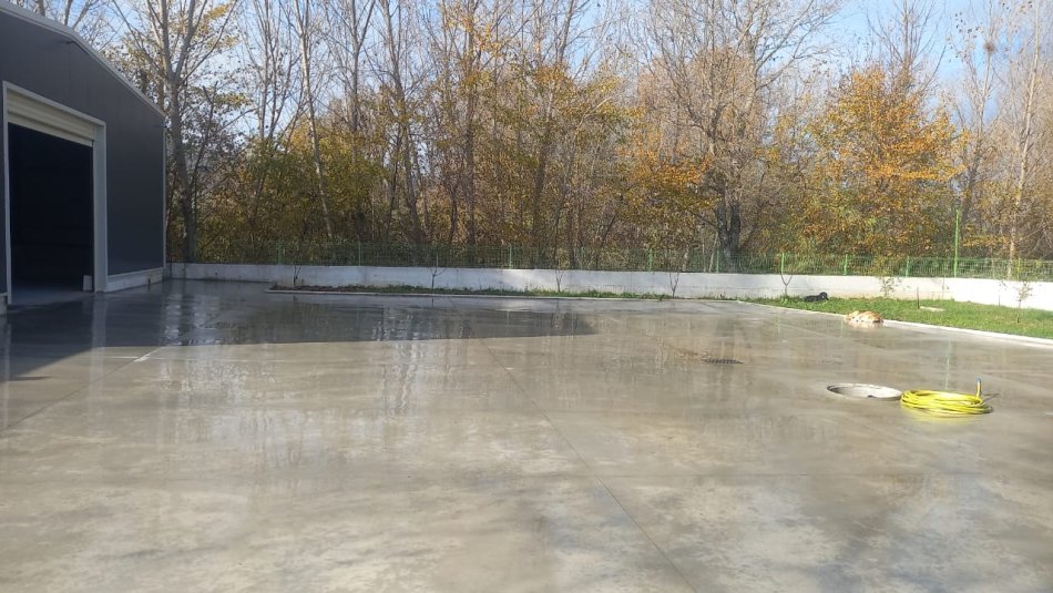 Jepet me qera objekt 350 m² , trualli 1300m e ndare ne 2 kapanone+ambient qendrimi dhe zyra
