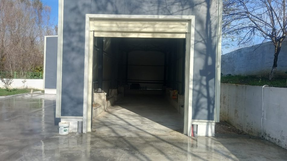 Shitet objekt ne Rinas prane aeroportit Nene Tereza, ndertim i ri, 350 m² ,siperfaqe trualli 1300m e ndare ne 2 kapanone+ambient qendrimi dhe zyra