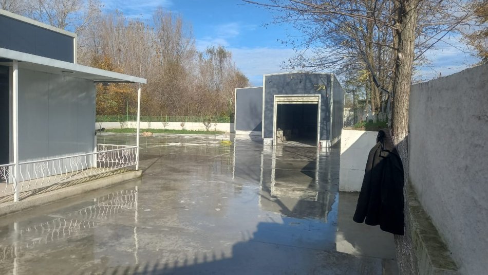 Shitet objekt ne Rinas prane aeroportit Nene Tereza, ndertim i ri, 350 m² ,siperfaqe trualli 1300m e ndare ne 2 kapanone+ambient qendrimi dhe zyra