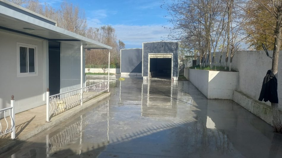 Jepet me qera objekt 350 m² , trualli 1300m e ndare ne 2 kapanone+ambient qendrimi dhe zyra
