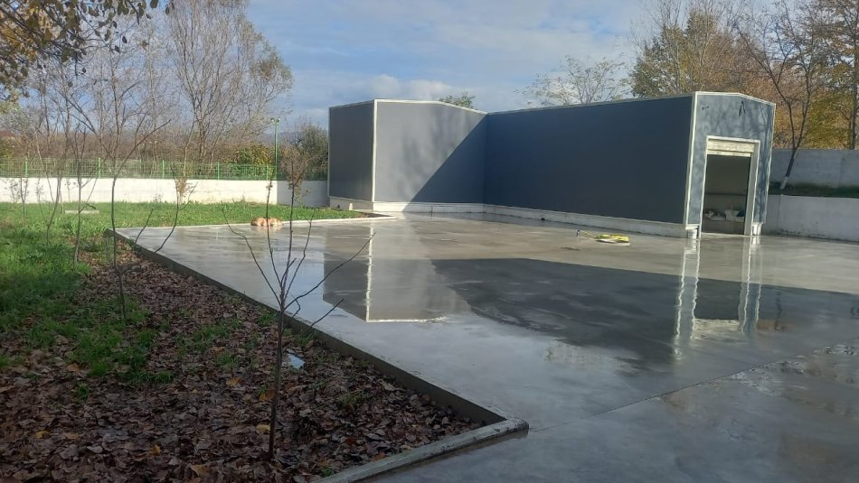 Shitet objekt ne Rinas prane aeroportit Nene Tereza, ndertim i ri, 350 m² ,siperfaqe trualli 1300m e ndare ne 2 kapanone+ambient qendrimi dhe zyra