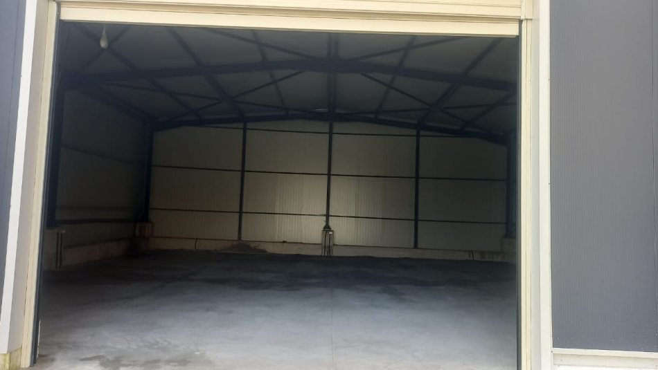 Shitet objekt ne Rinas prane aeroportit Nene Tereza, ndertim i ri, 350 m² ,siperfaqe trualli 1300m e ndare ne 2 kapanone+ambient qendrimi dhe zyra