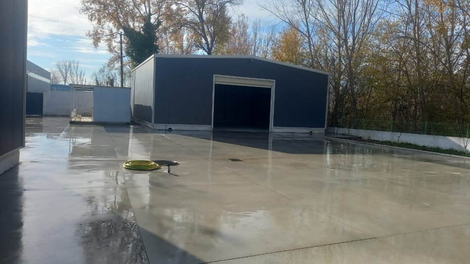 Shitet objekt ne Rinas prane aeroportit Nene Tereza, ndertim i ri, 350 m² ,siperfaqe trualli 1300m e ndare ne 2 kapanone+ambient qendrimi dhe zyra